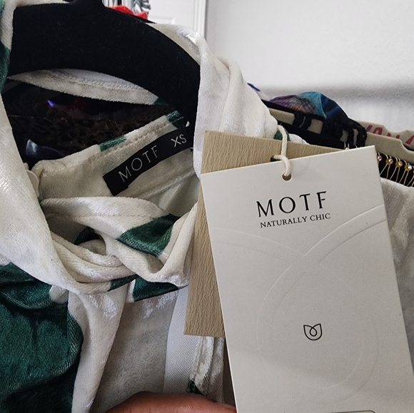 MOTF PREMIUM ABSTRACT VELVET TIE-NECK DRESS - Picture 3 of 4